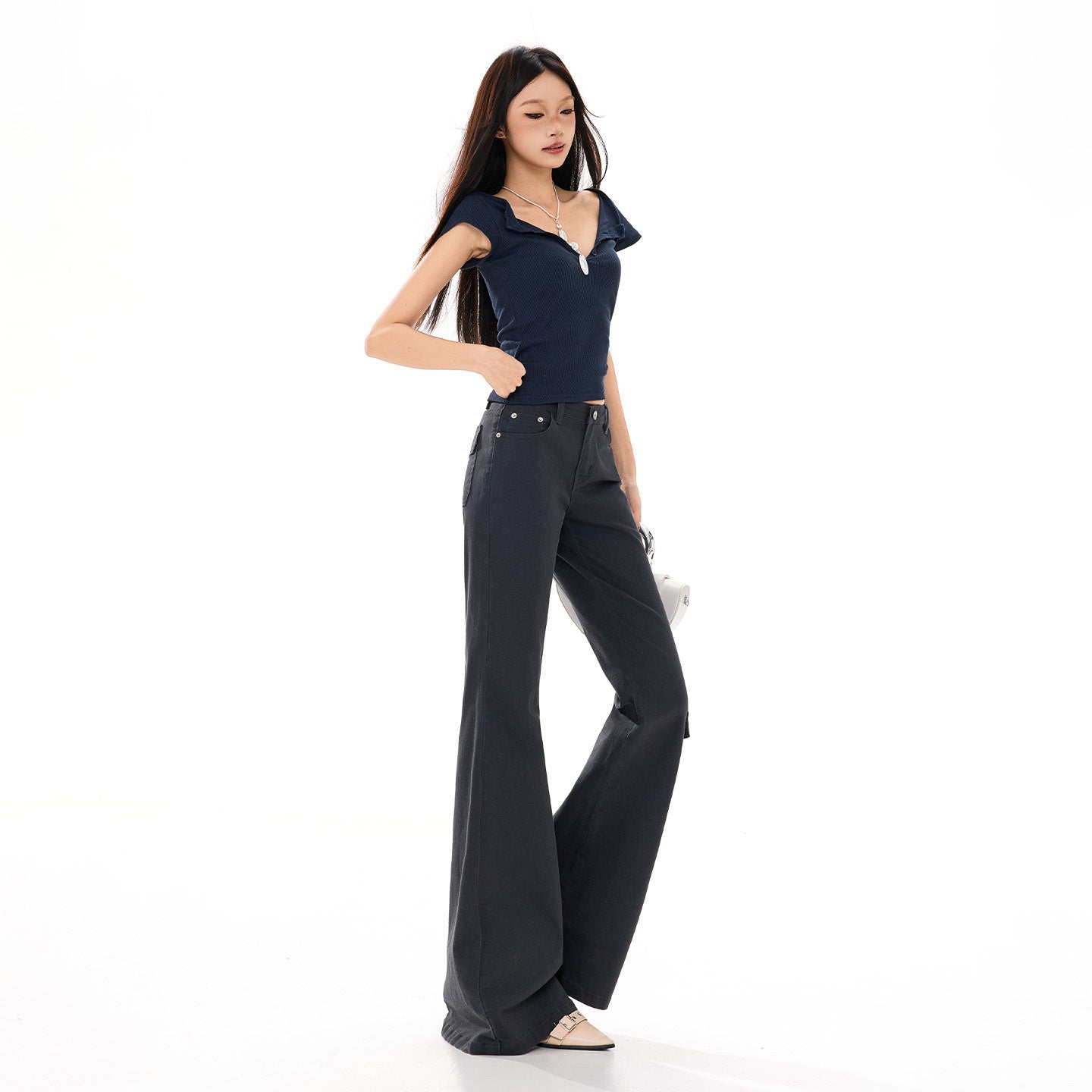 Slim-fit, elongated, floor-length jeans